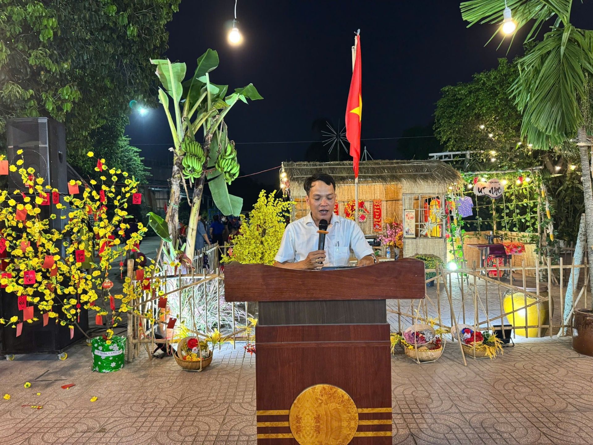 Có thể là hình ảnh về 1 người, cái bục và đền thờ