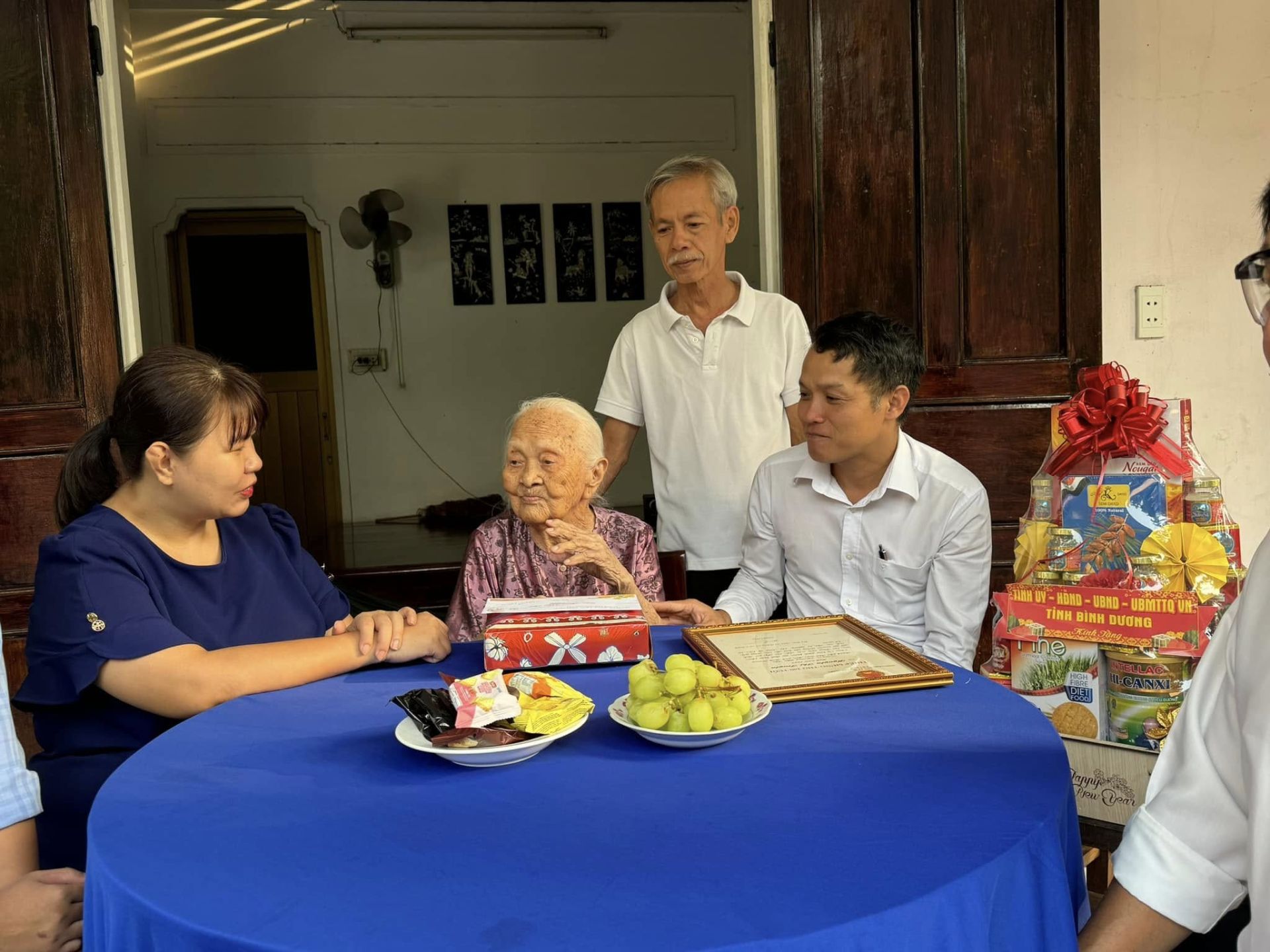 Có thể là hình ảnh về 4 người, bệnh viện và văn bản