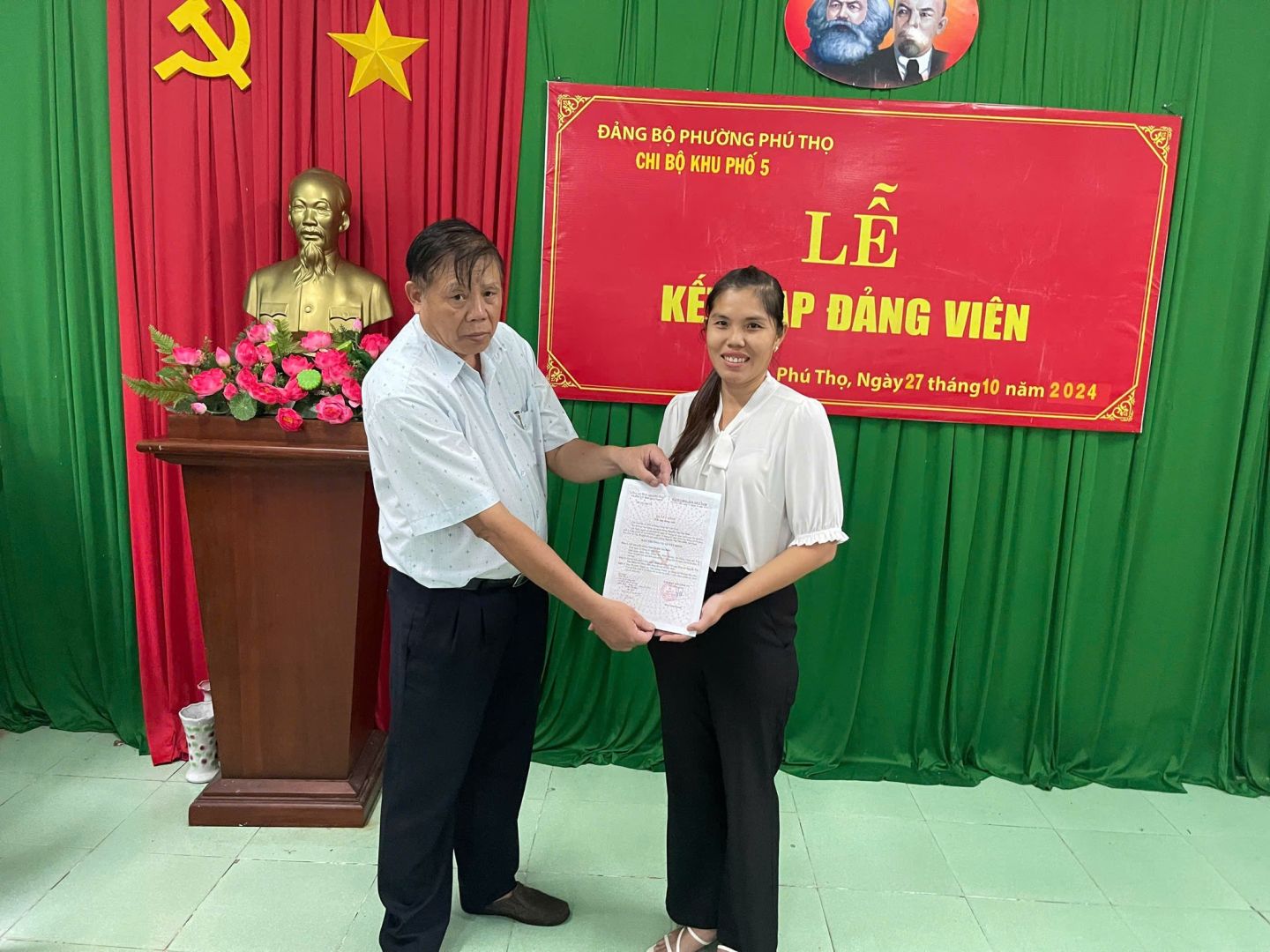 Có thể là hình ảnh về 2 người và văn bản