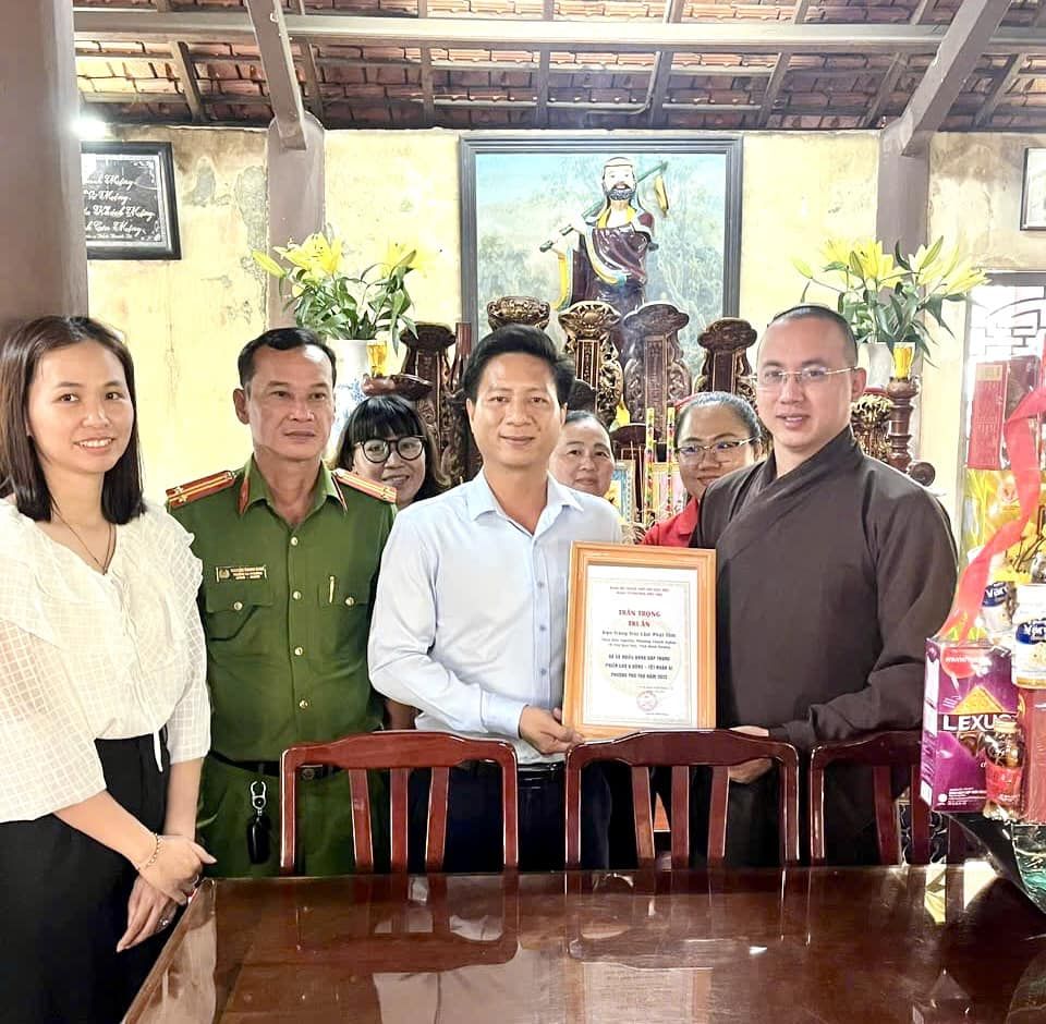 Có thể là hình ảnh về 5 người và văn bản