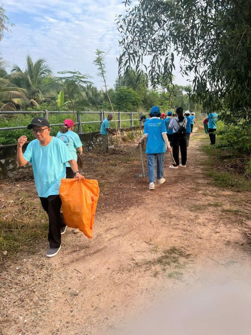 Có thể là hình ảnh về 6 người và cây