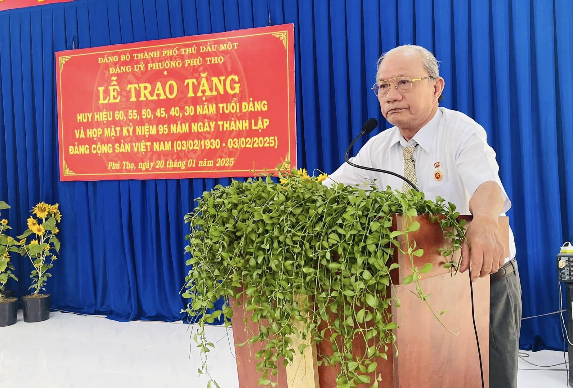 Có thể là hình ảnh về 1 người và văn bản