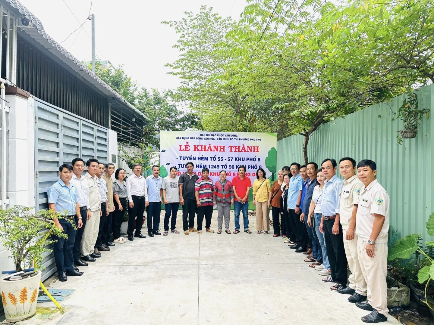 Có thể là hình ảnh về 16 người, cây và văn bản