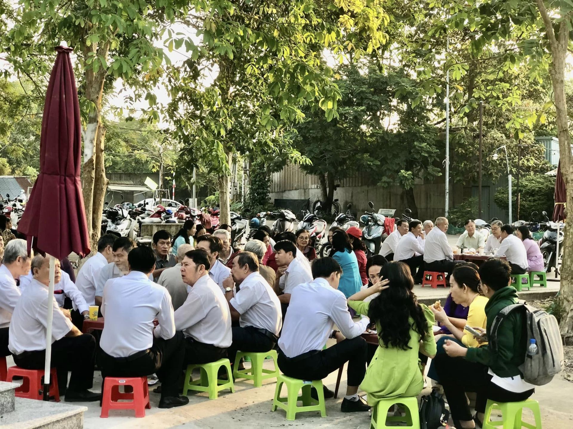 Có thể là hình ảnh về 1 người, đang học và đám đông