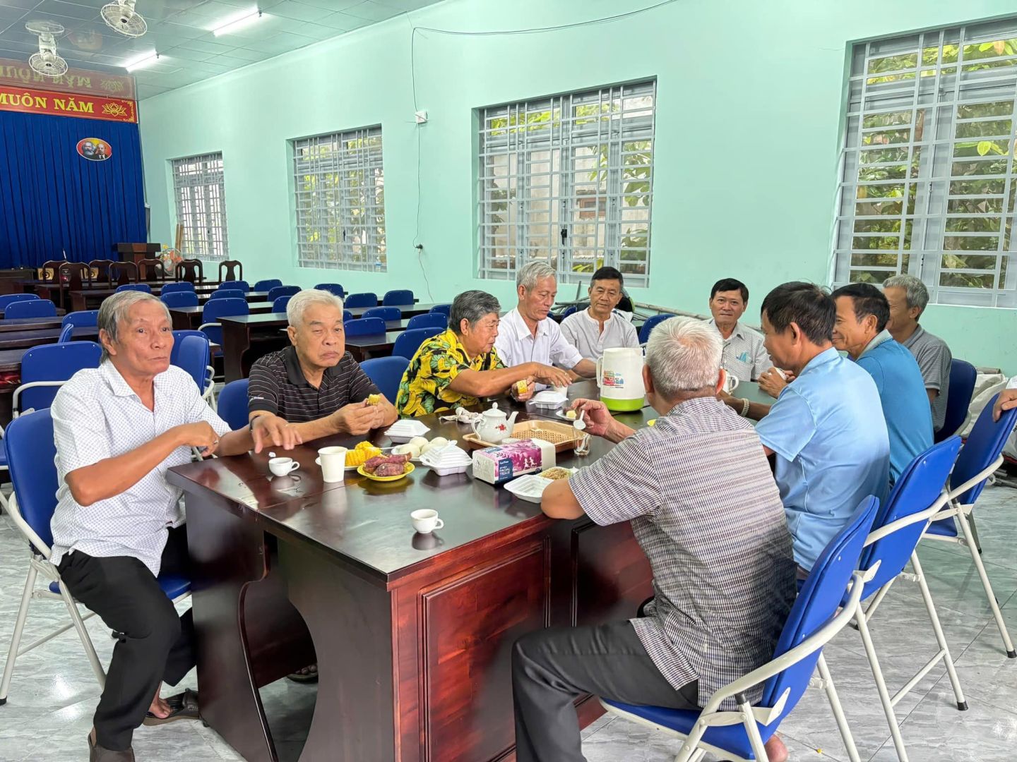 Có thể là hình ảnh về 8 người và mọi người đang học