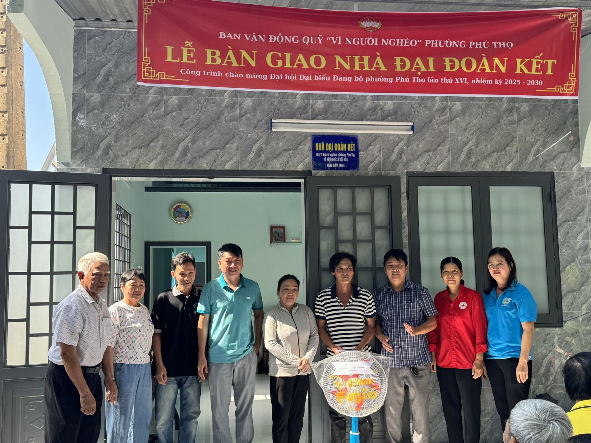 Có thể là hình ảnh về 10 người và văn bản