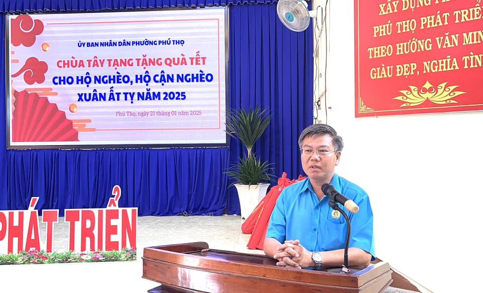 Có thể là hình ảnh về 1 người và văn bản cho biết 'P ύν BAN NHÂN DÂN PHƯỜNG ÜYBANNHÁNDANPHƯỜNCPHÚTHĘ PHÚ THỌ CHÙA TÂY TẠNG TẶNG QUÀ QUÀTẾT TẾT CHO HỘ NGHÈO, HỘ CẬN NGHÈO XUÂNẤTTYNĂM2025 XUÂN ẤT t NĂM: 2025 Phú PhoTho.ngily2TthángOInam202 21 tháng năm 2025 gày21 XAY DỤNG PHÚ THO PHÁT TRIÊ THEO HƯỚNG VĂN MIN GIÀU ĐẸP, NGHĨA TÌN HÁT TRIÊN'