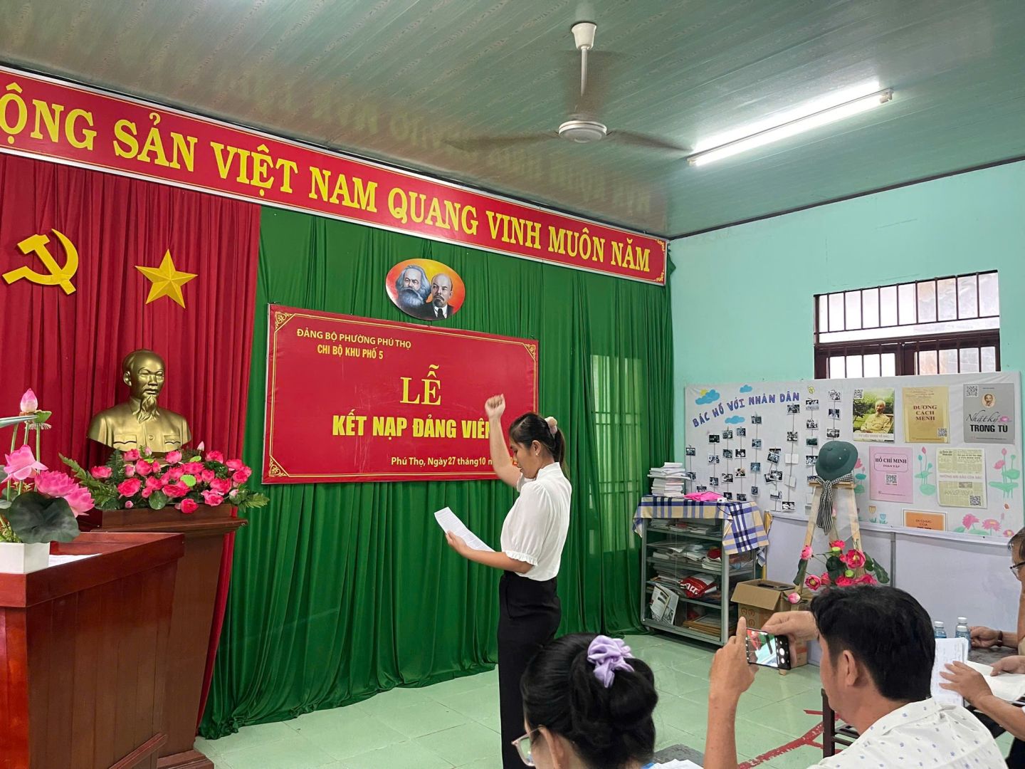 Có thể là hình ảnh về 3 người và văn bản