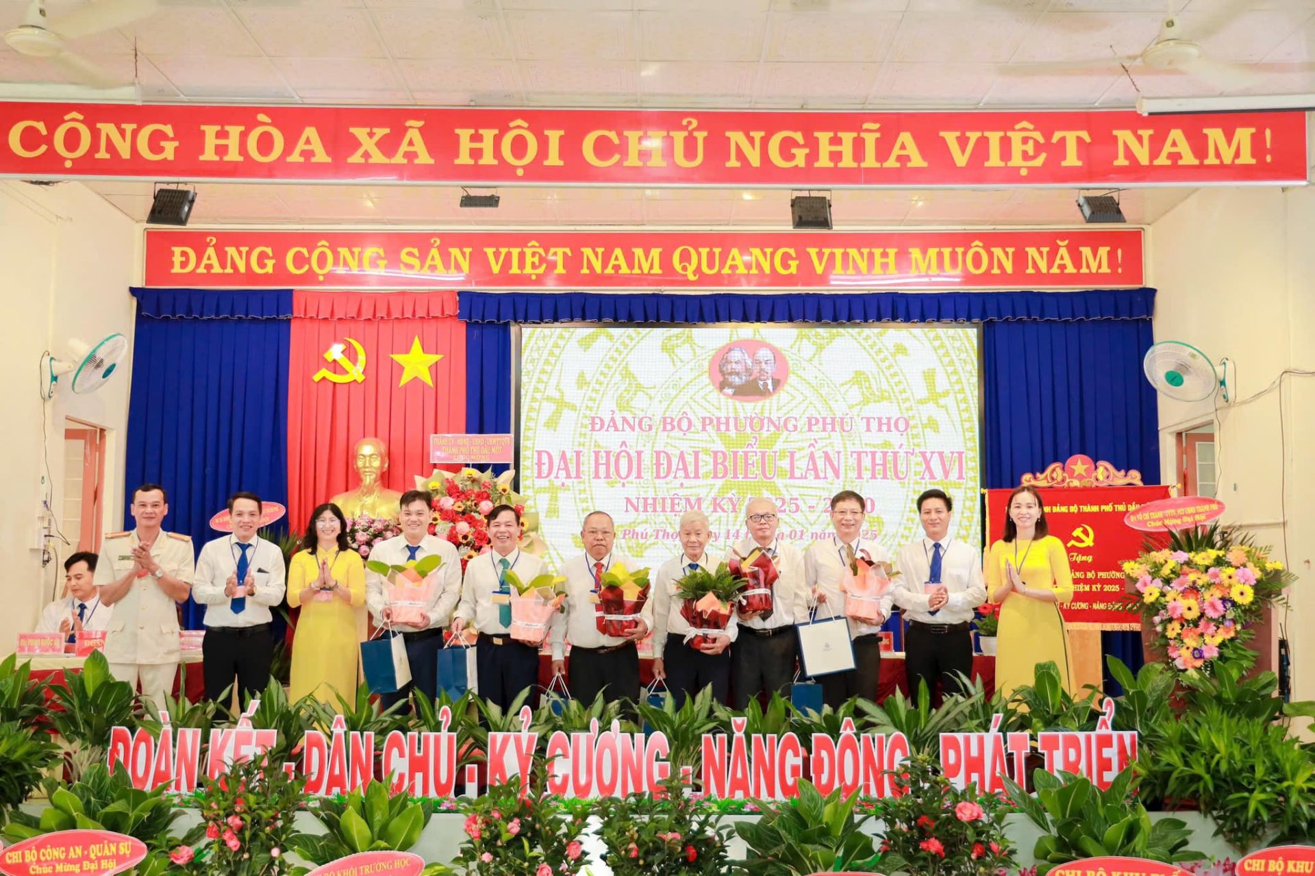 Có thể là hình ảnh về 12 người và văn bản