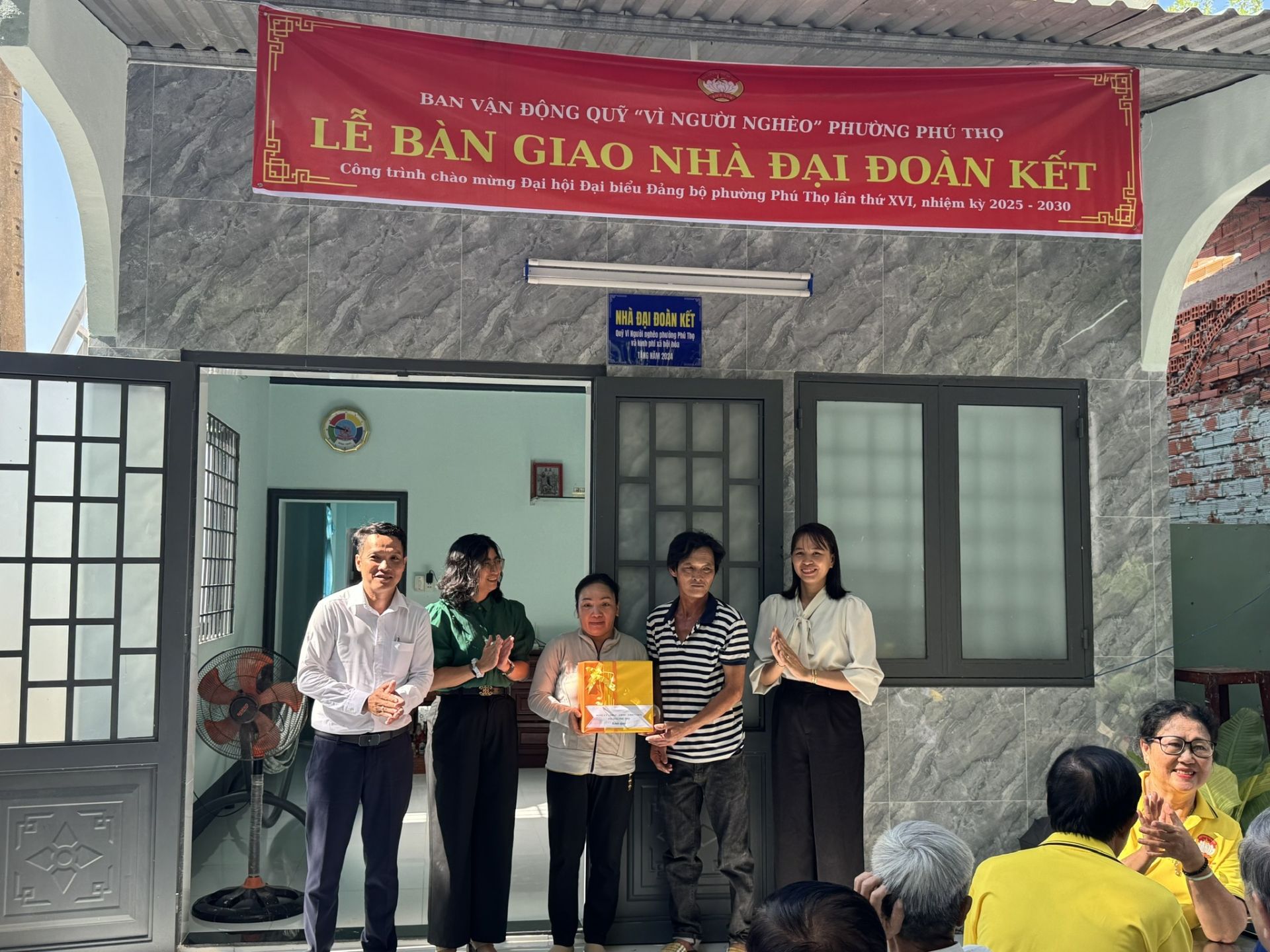 Có thể là hình ảnh về 9 người và văn bản