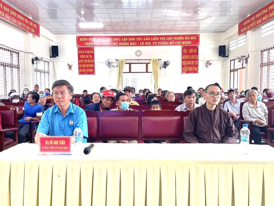 Có thể là hình ảnh về 9 người và văn bản