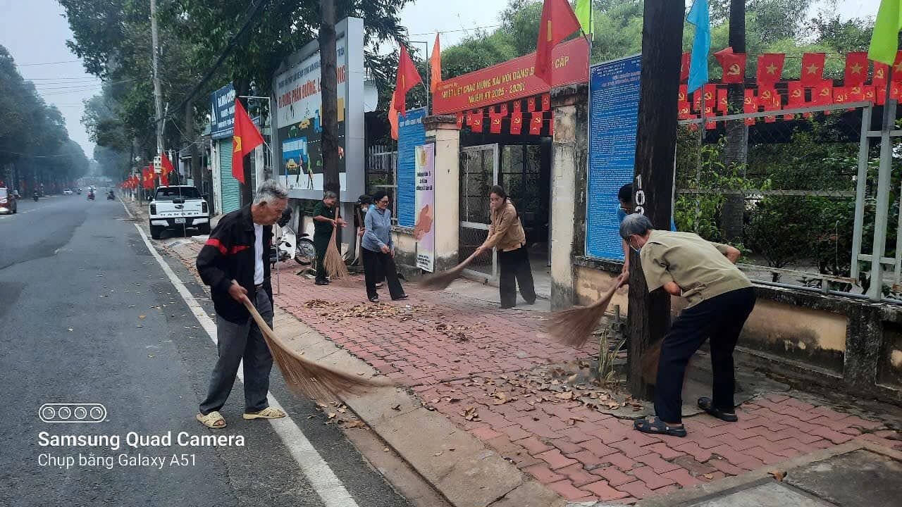 Có thể là hình ảnh về 6 người, đường phố và văn bản