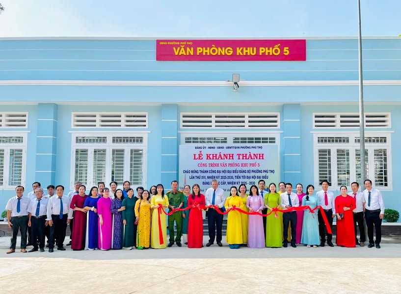 Có thể là hình ảnh về 14 người và văn bản