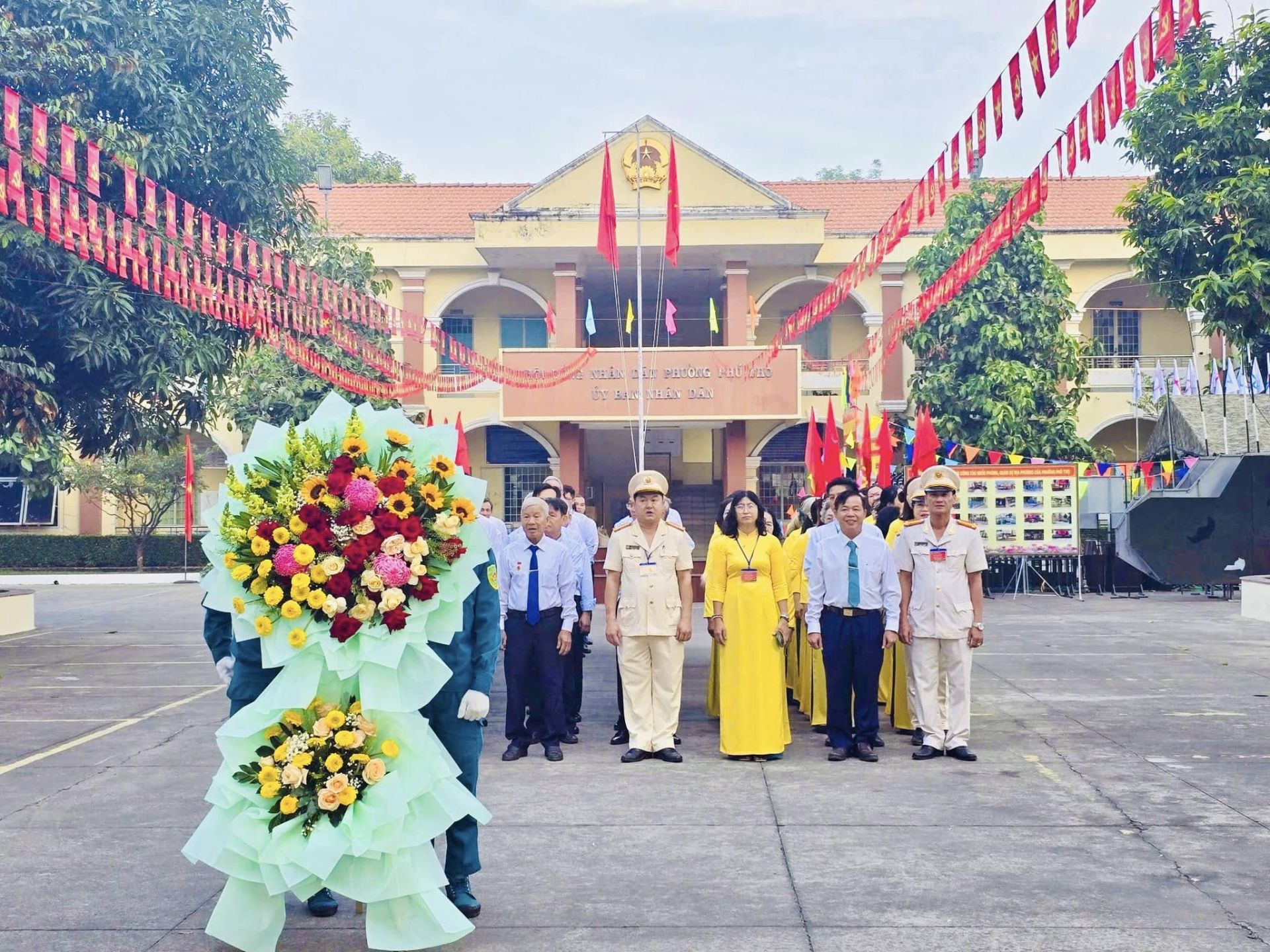 Có thể là hình ảnh về 7 người, cái bục, đền thờ và văn bản