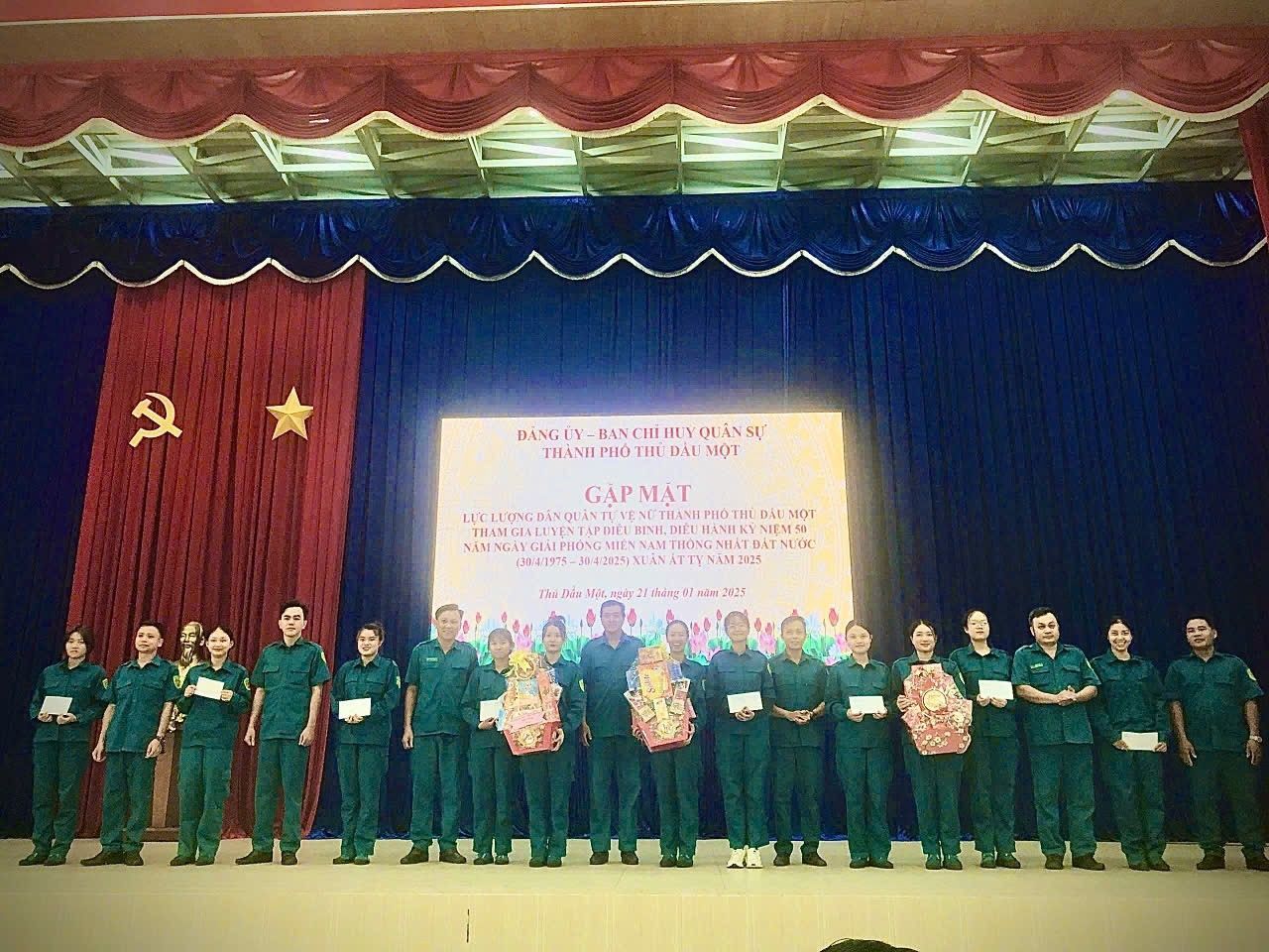 Có thể là hình ảnh về 14 người và văn bản