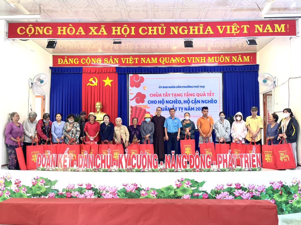 Có thể là hình ảnh về 17 người và văn bản