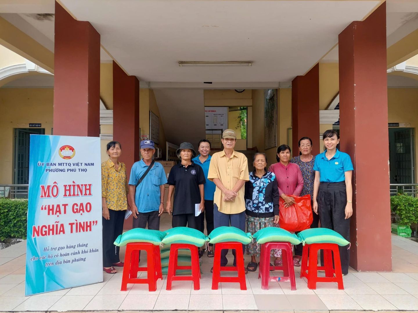 Có thể là hình ảnh về 8 người, mọi người đang cười, bệnh viện, cái bục và văn bản cho biết 'บัช BAN MTTQ VIỆT NAM PHƯƠNGPHUTHỌ PHƯONG PHU THỌ MÔ HÌNH "HẠT GẠO NGHĨA TÌNH" . Hồ Hồtrggoo.hinganghar 00 hàng tháng cảnh khổ khẩn hdn cho ae hor trên die lia BaR phaing AAA 月円'