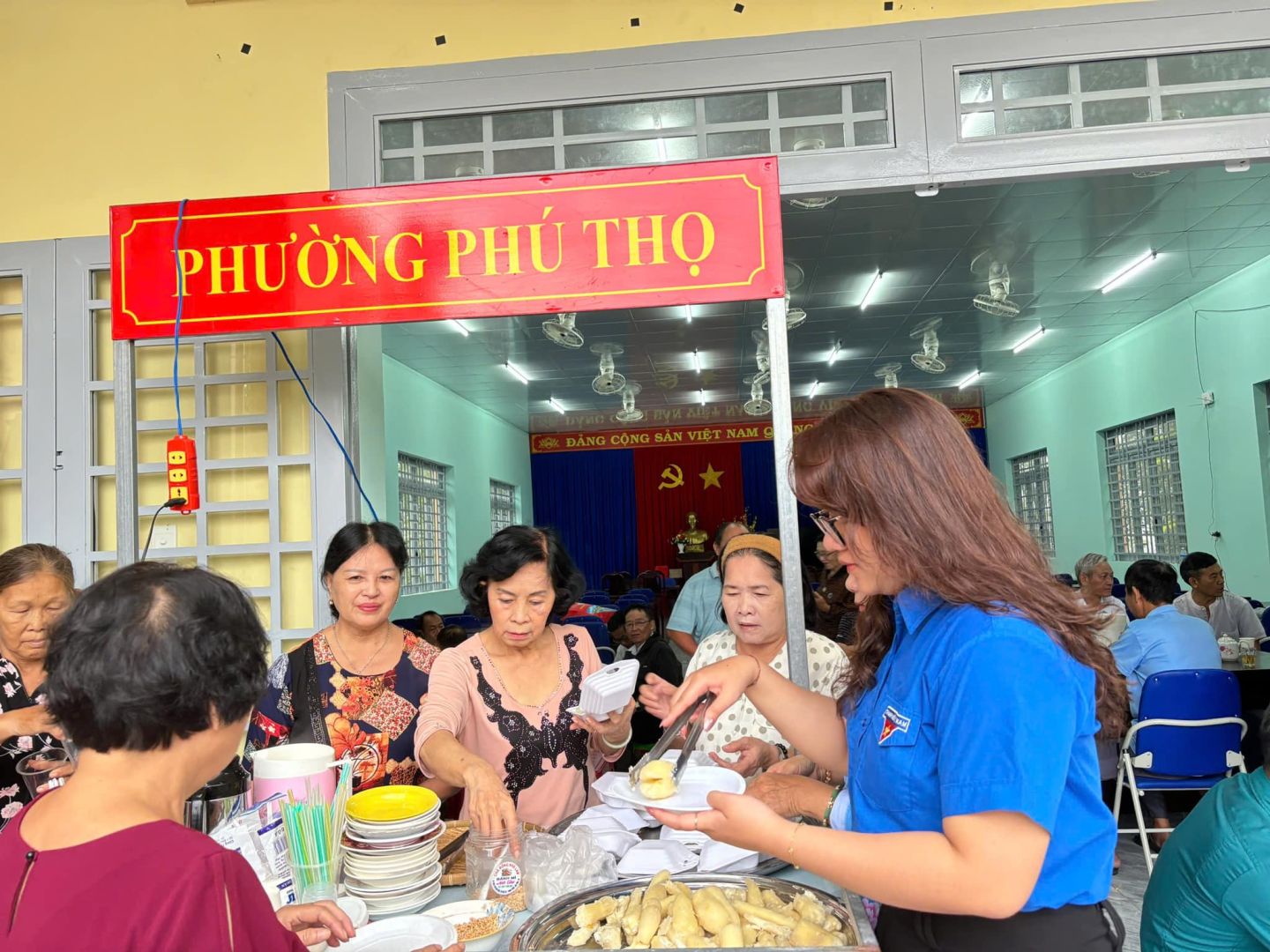 Có thể là hình ảnh về 7 người và văn bản