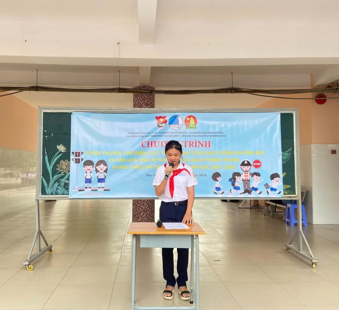 Có thể là hình ảnh về 3 người, mọi người đang học, đồ chơi trẻ em và văn bản