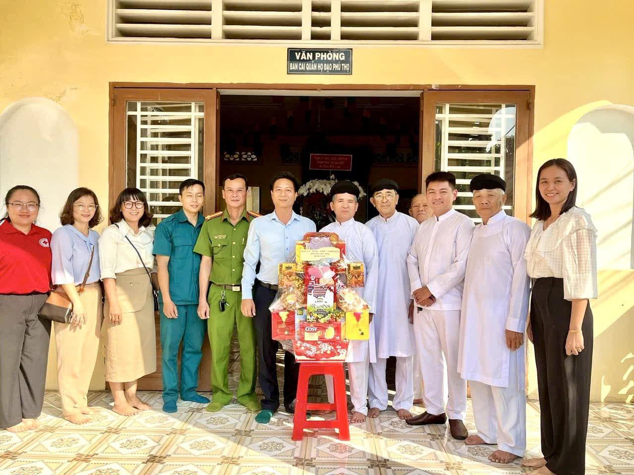 Có thể là hình ảnh về 11 người và văn bản