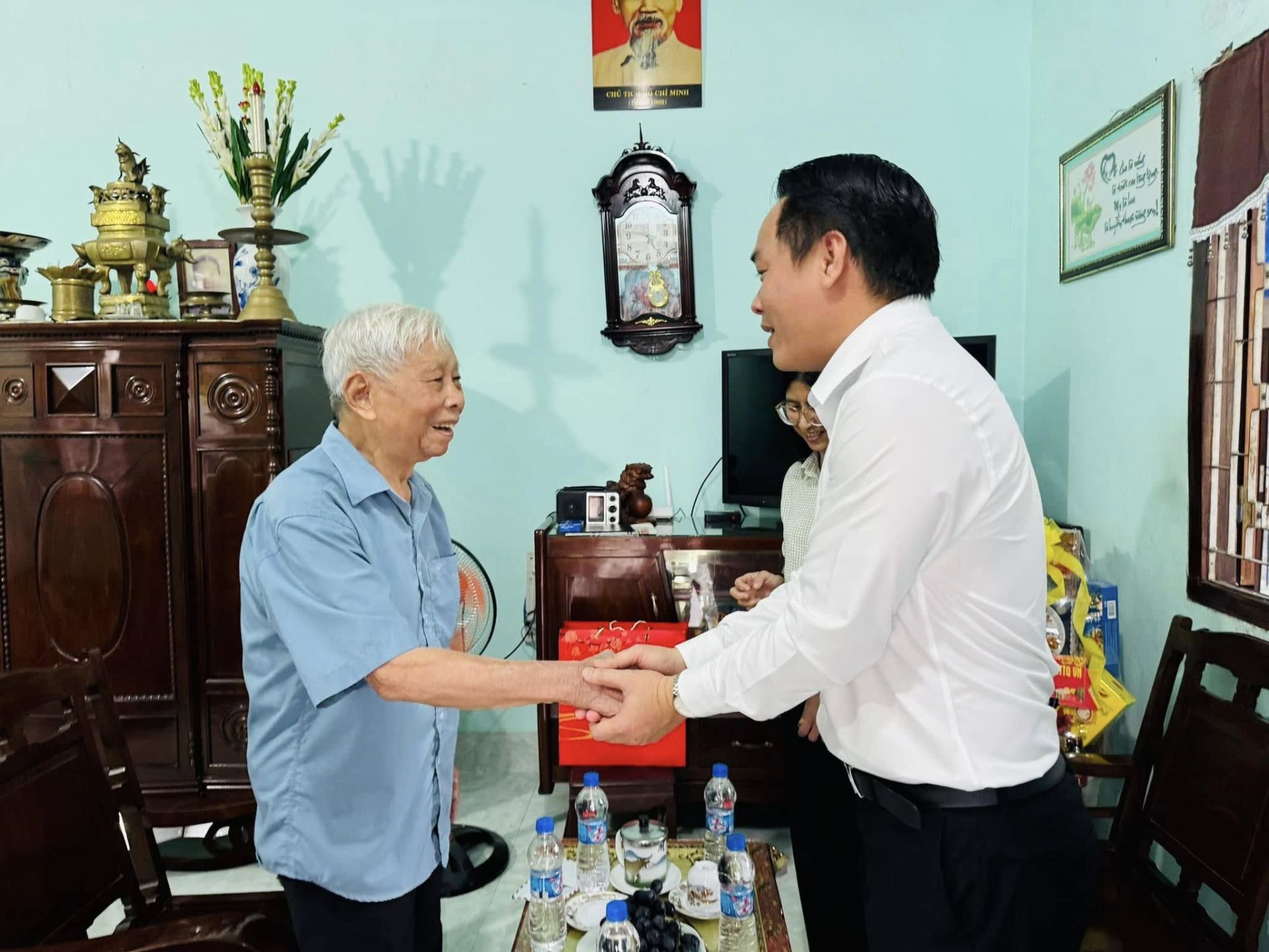 Có thể là hình ảnh về 2 người và văn bản