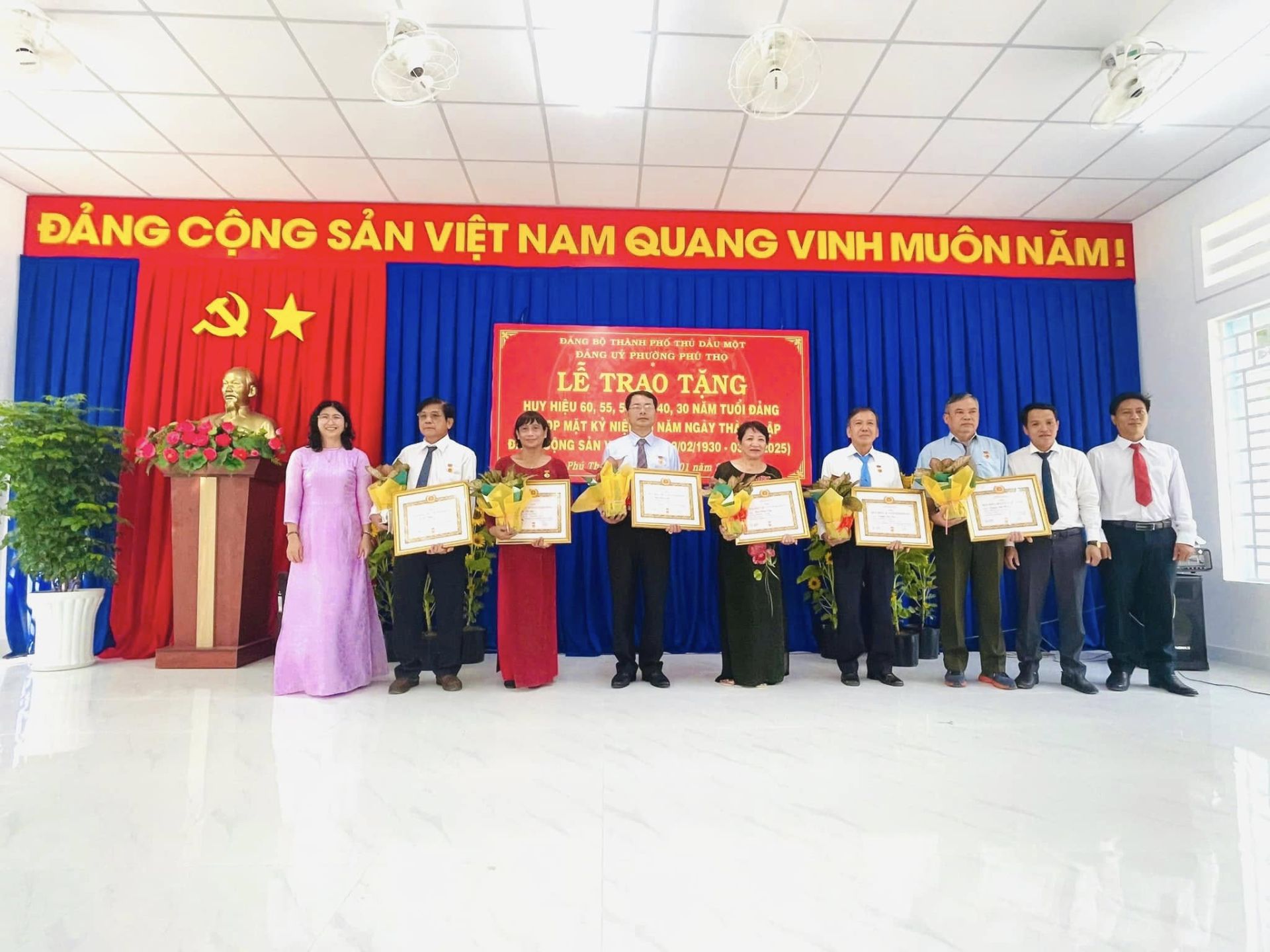 Có thể là hình ảnh về 9 người và văn bản