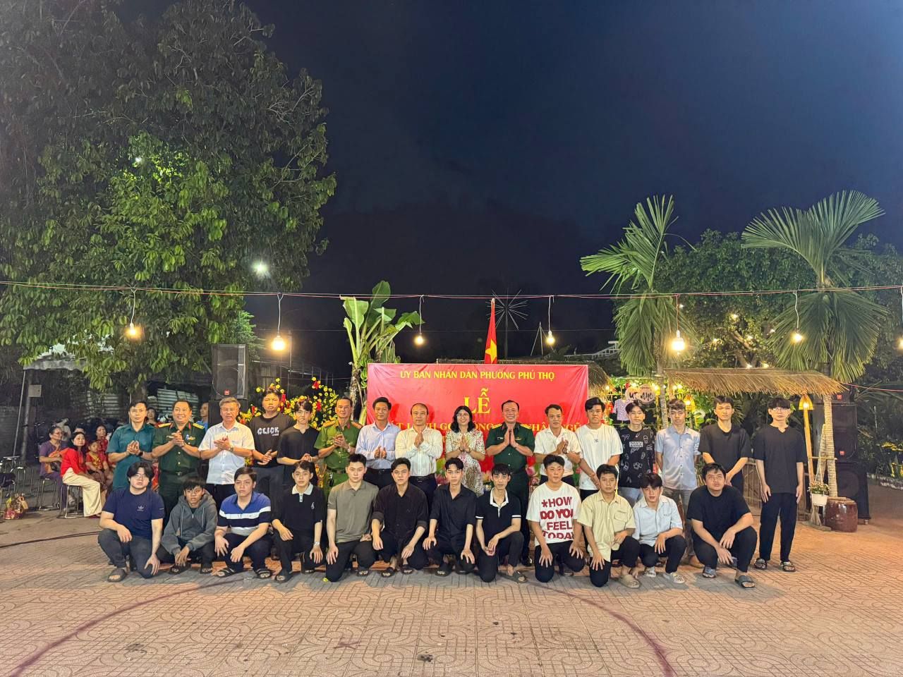 Có thể là hình ảnh về 2 người