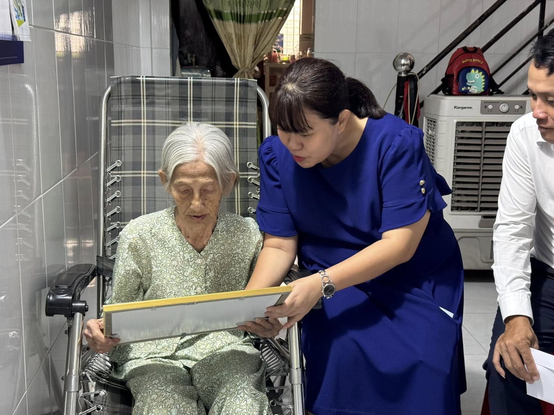 Có thể là hình ảnh về 3 người và bệnh viện