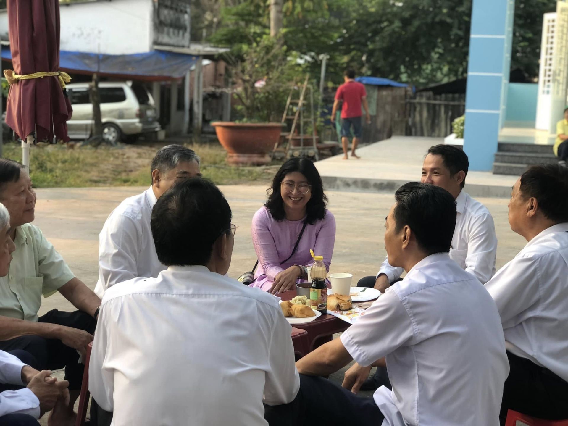 Có thể là hình ảnh về 7 người và mọi người đang học