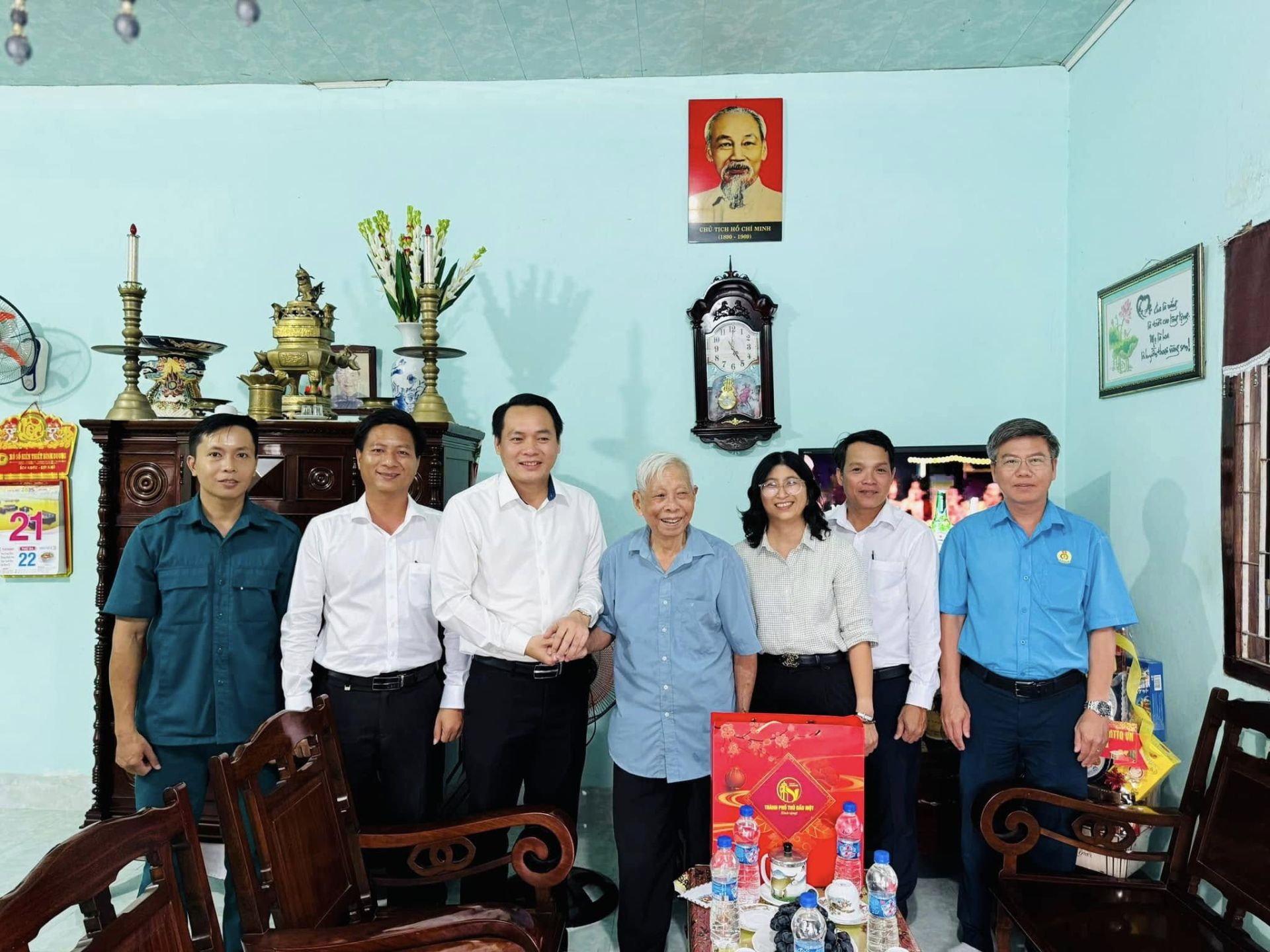 Có thể là hình ảnh về 8 người và văn bản