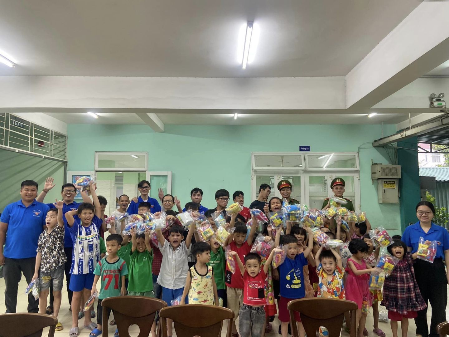 Có thể là hình ảnh về 5 người và mọi người đang cười