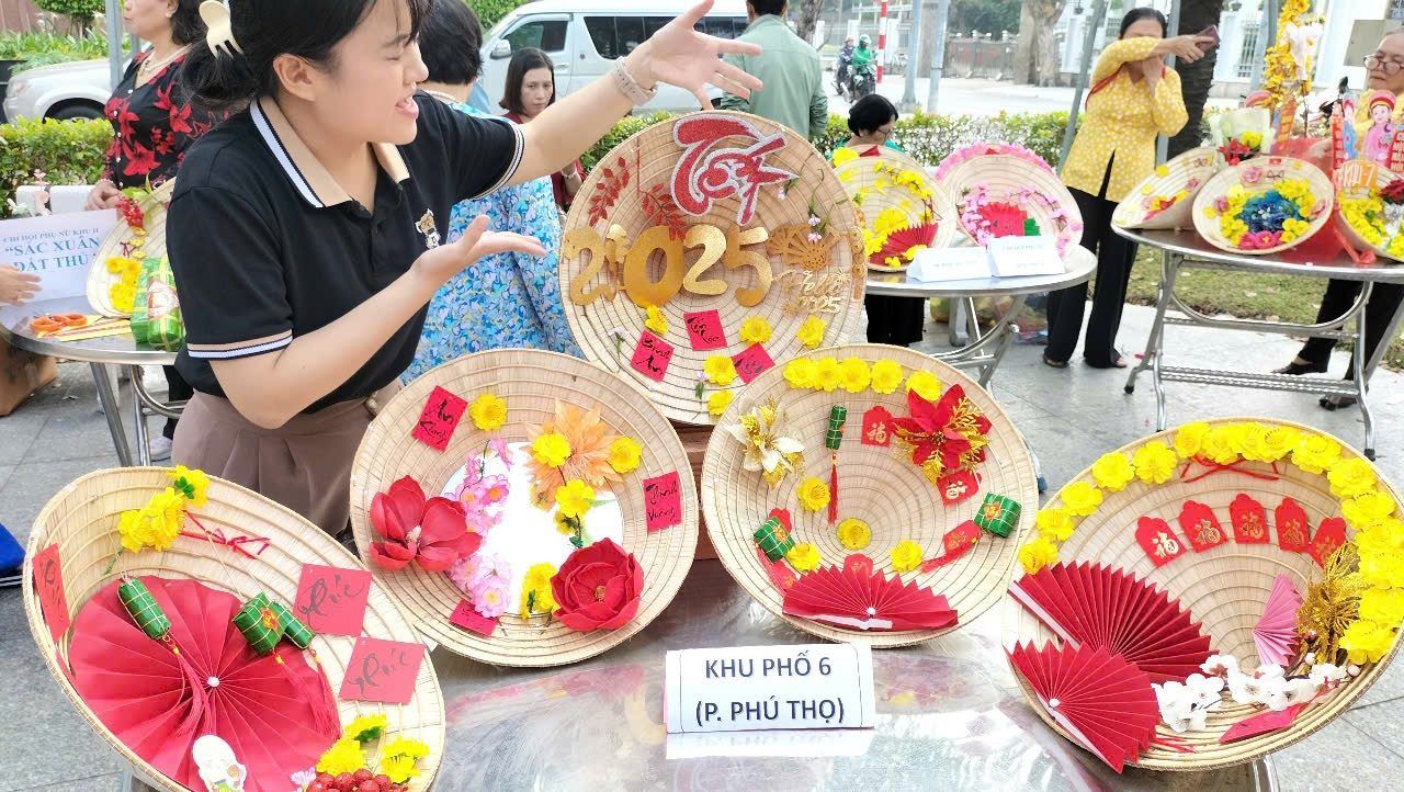 Có thể là hình ảnh về 5 người và văn bản