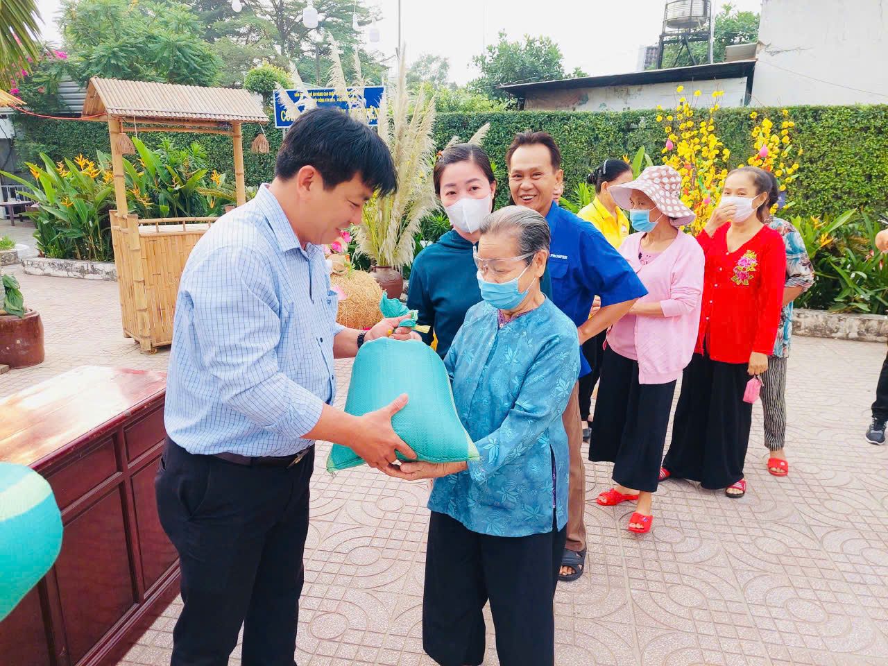 Có thể là hình ảnh về 6 người và văn bản