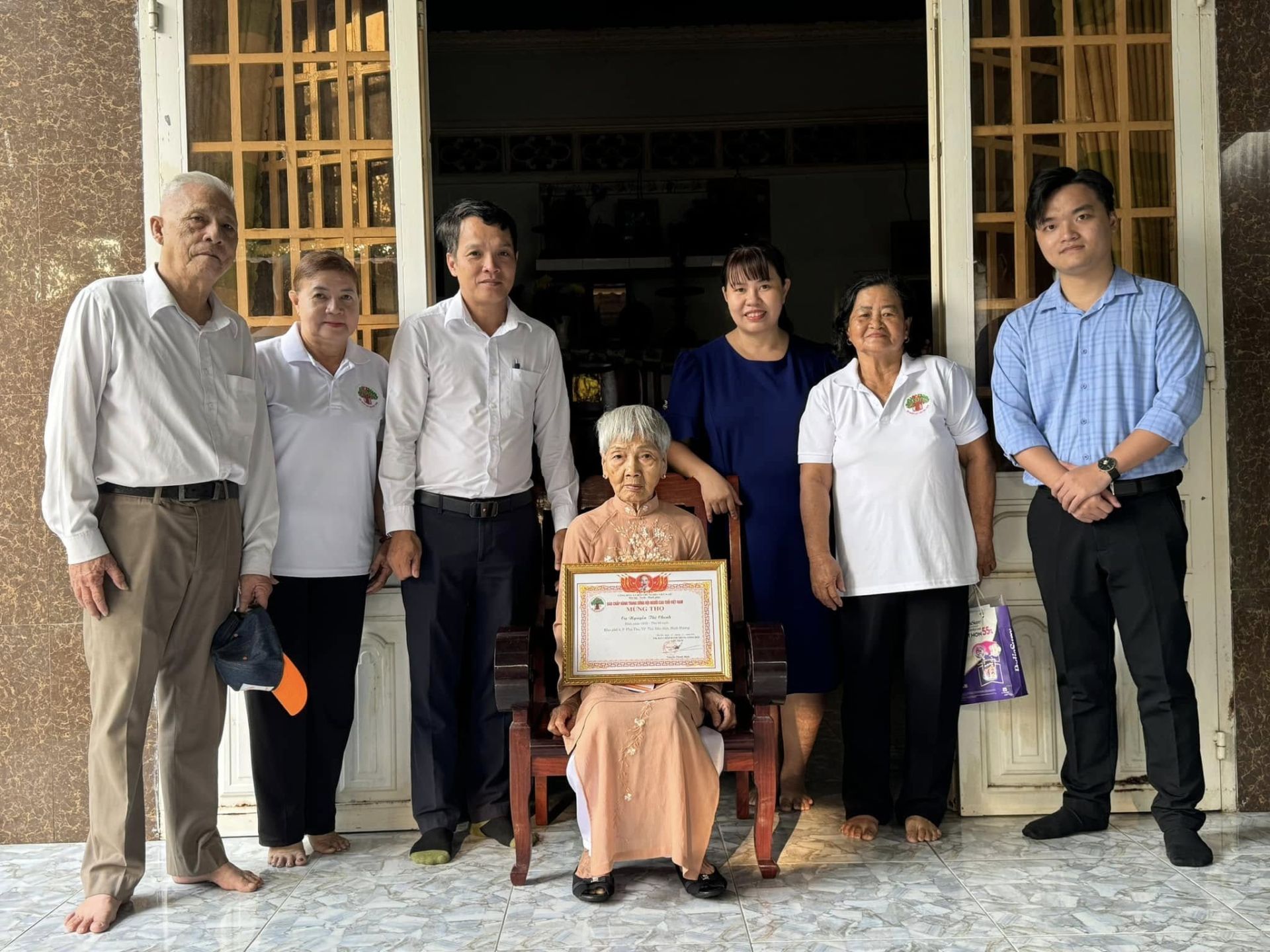 Có thể là hình ảnh về 7 người và văn bản