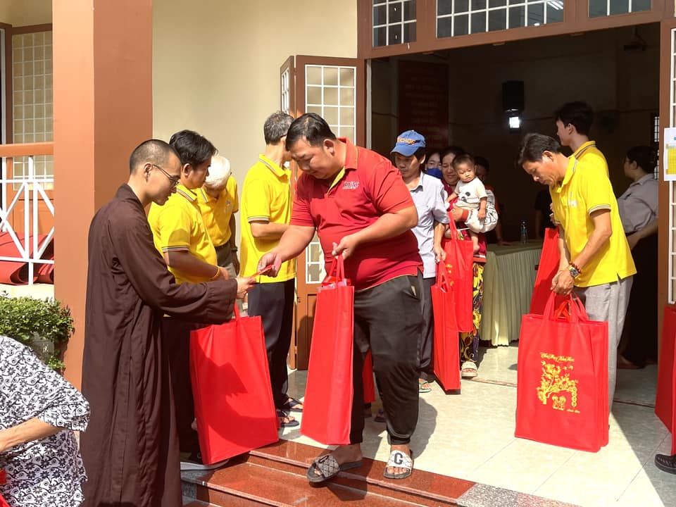 Có thể là hình ảnh về 8 người, đền thờ và văn bản