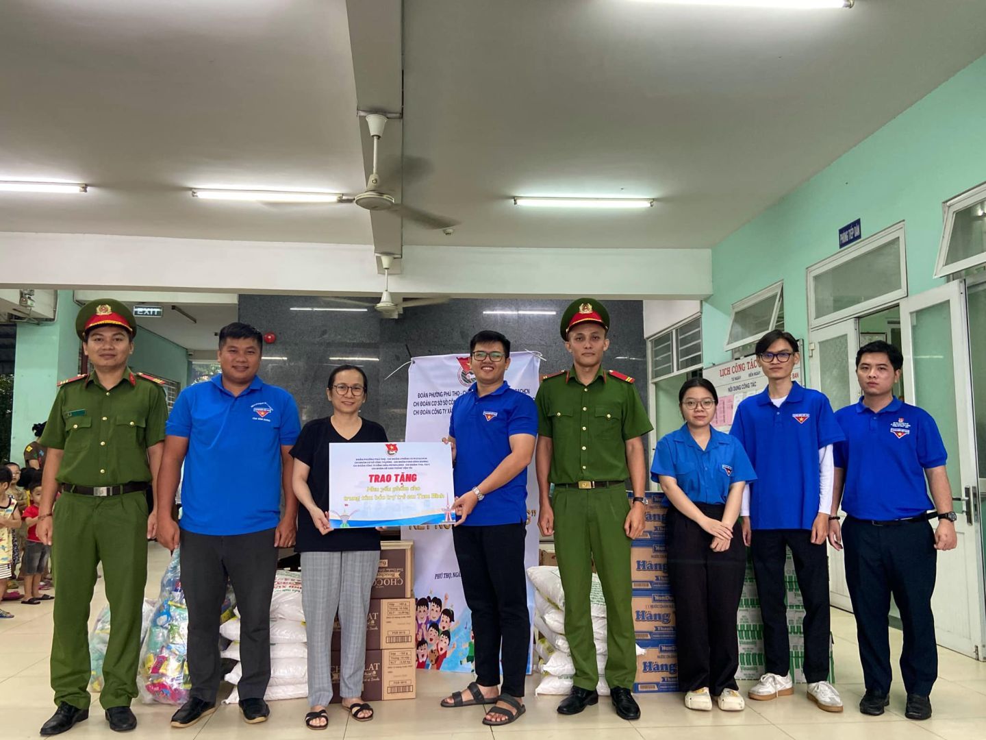 Có thể là hình ảnh về 9 người, bệnh viện và văn bản