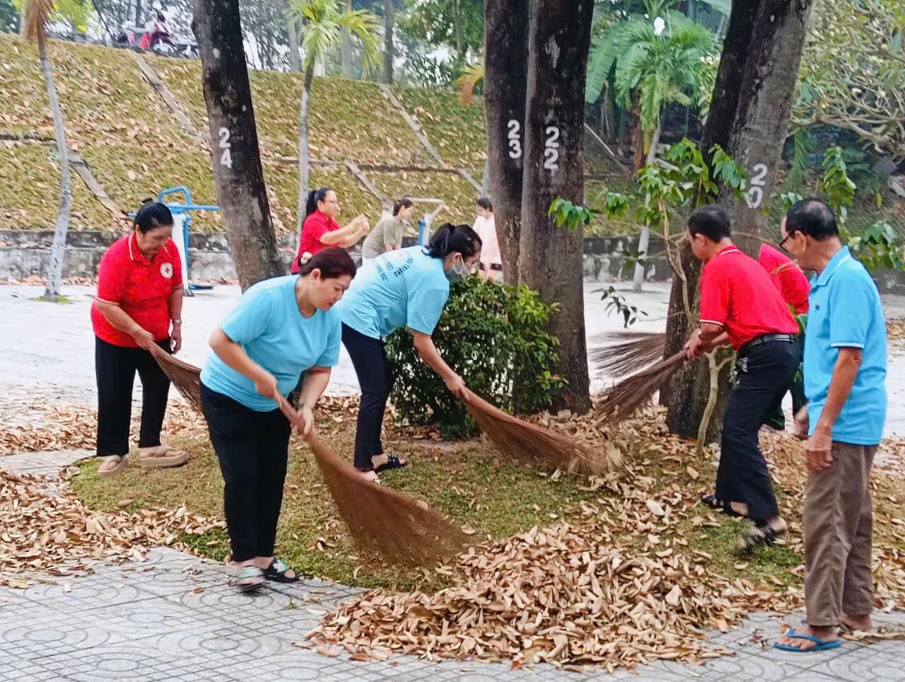 Có thể là hình ảnh về 6 người, cây và cỏ