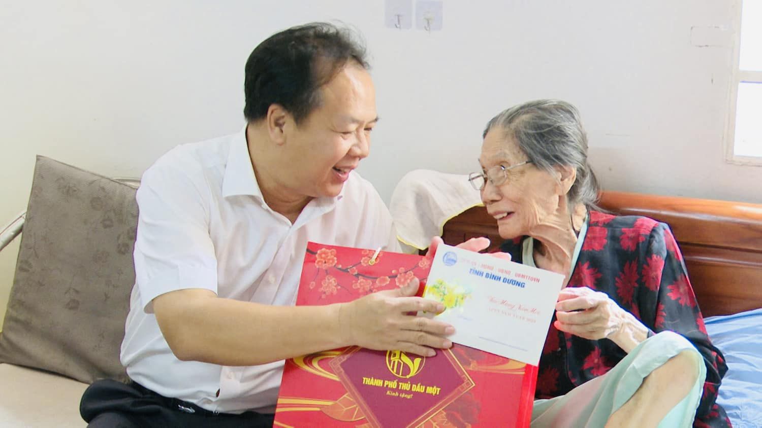 Có thể là hình ảnh về 2 người và văn bản