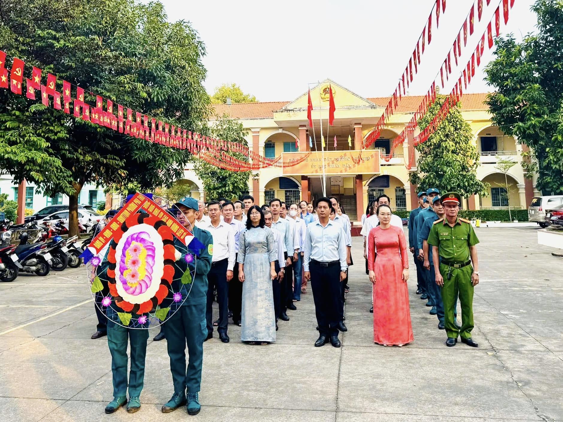 Có thể là hình ảnh về 11 người và đền thờ