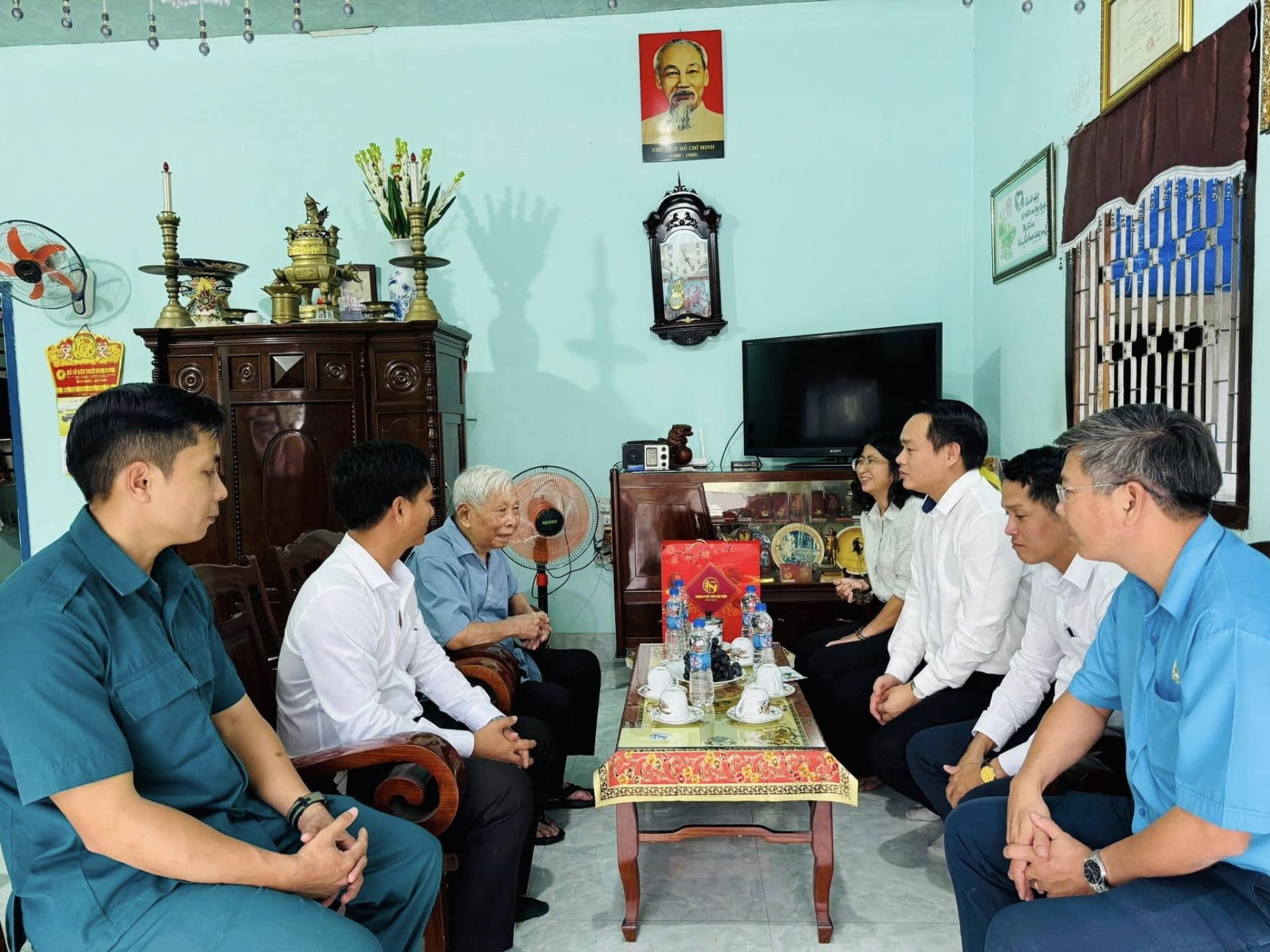 Có thể là hình ảnh về 4 người và bàn cờ