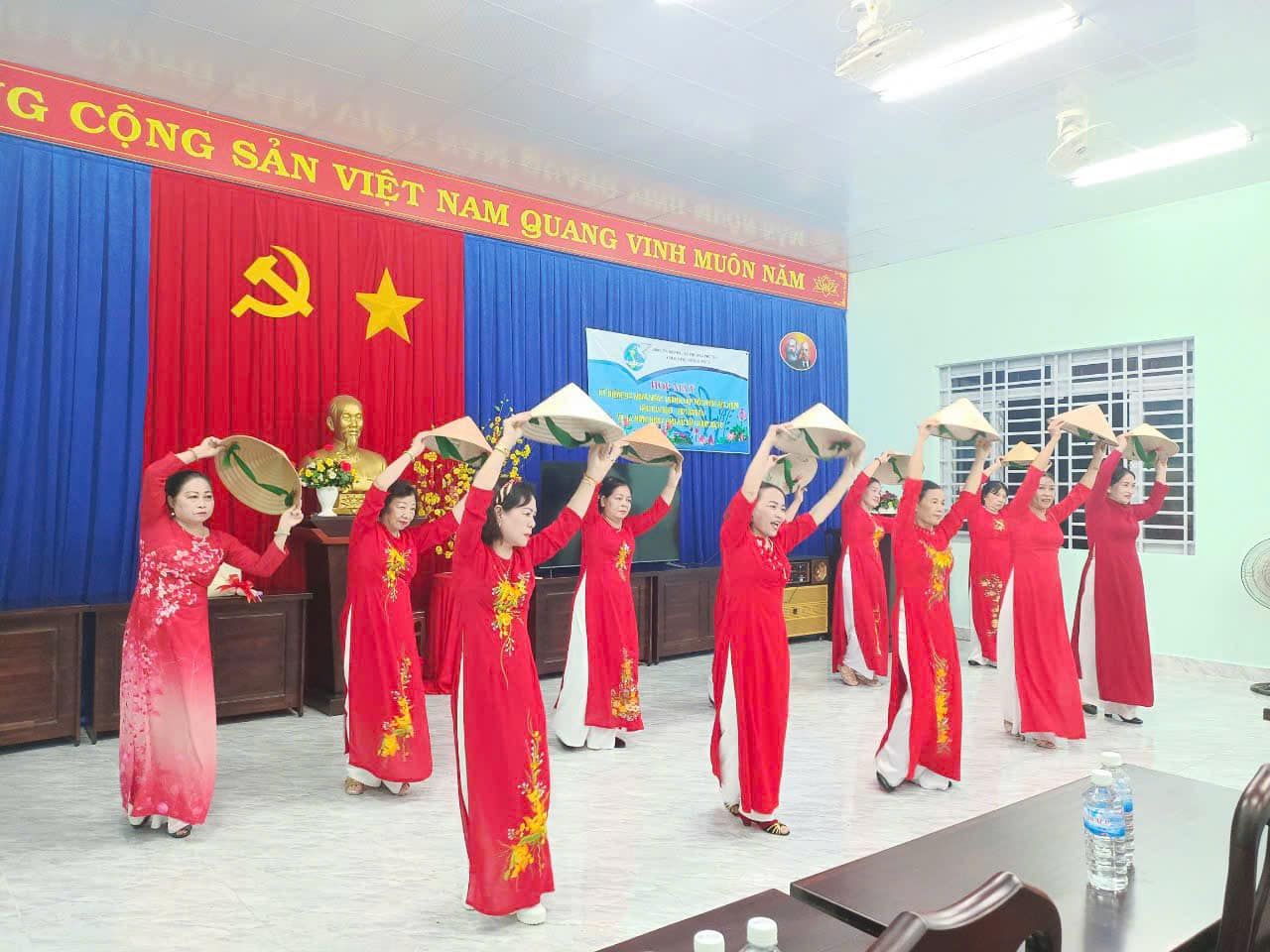 Có thể là hình ảnh về 8 người và văn bản