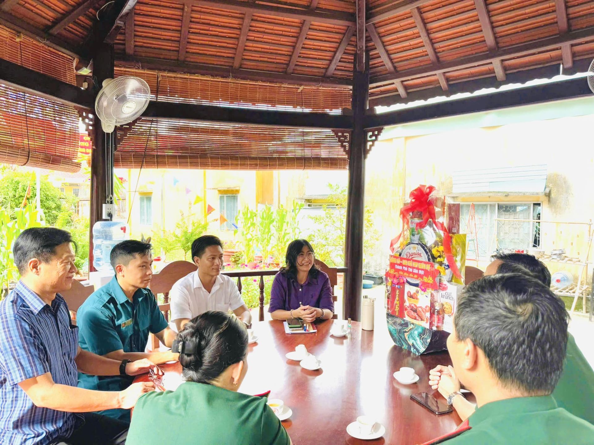 Có thể là hình ảnh về 5 người và bàn