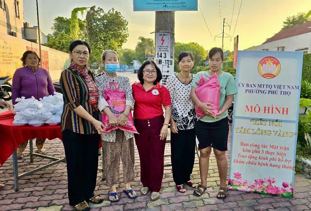 Có thể là hình ảnh về 6 người và văn bản