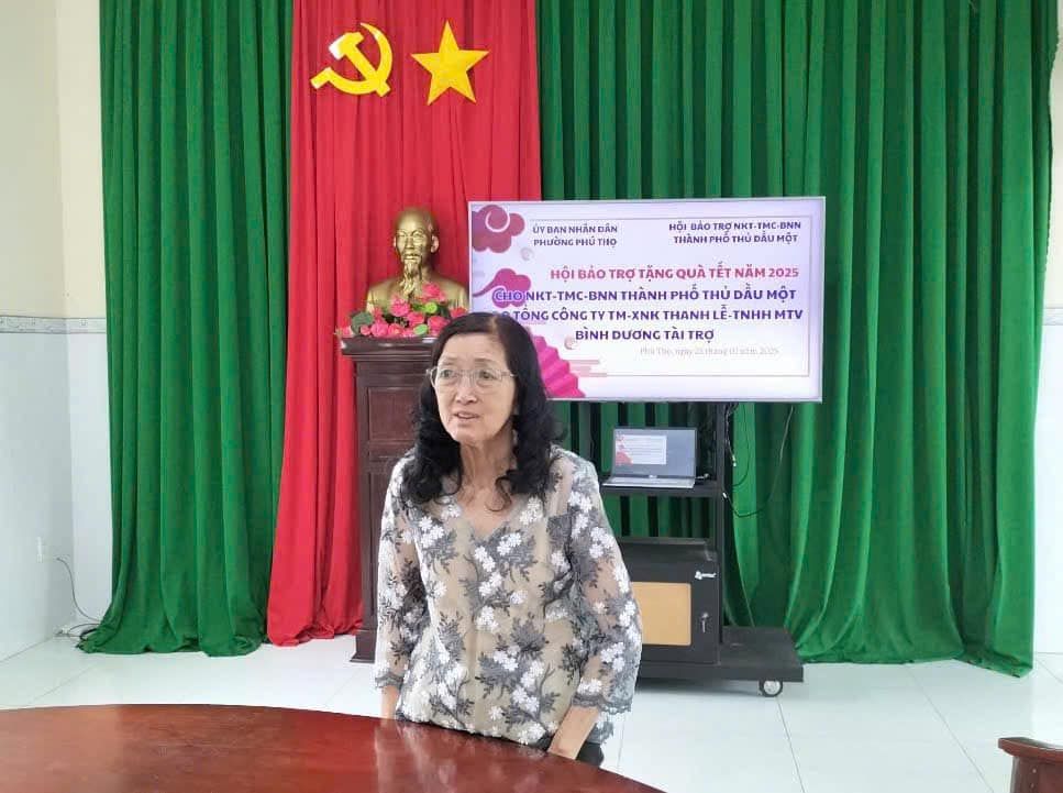 Có thể là hình ảnh về 1 người, TV, phòng tin tức, cái bục và văn bản