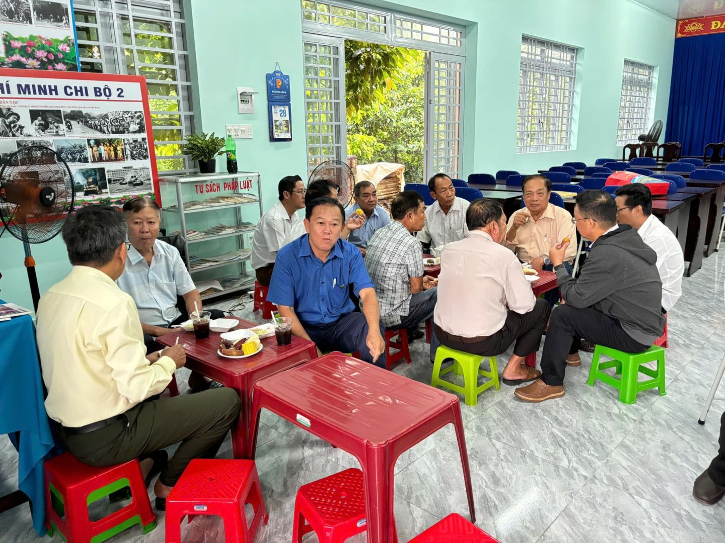 Có thể là hình ảnh về 9 người và văn bản