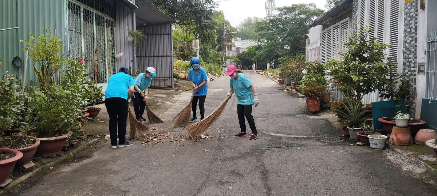 Có thể là hình ảnh về 4 người và cây