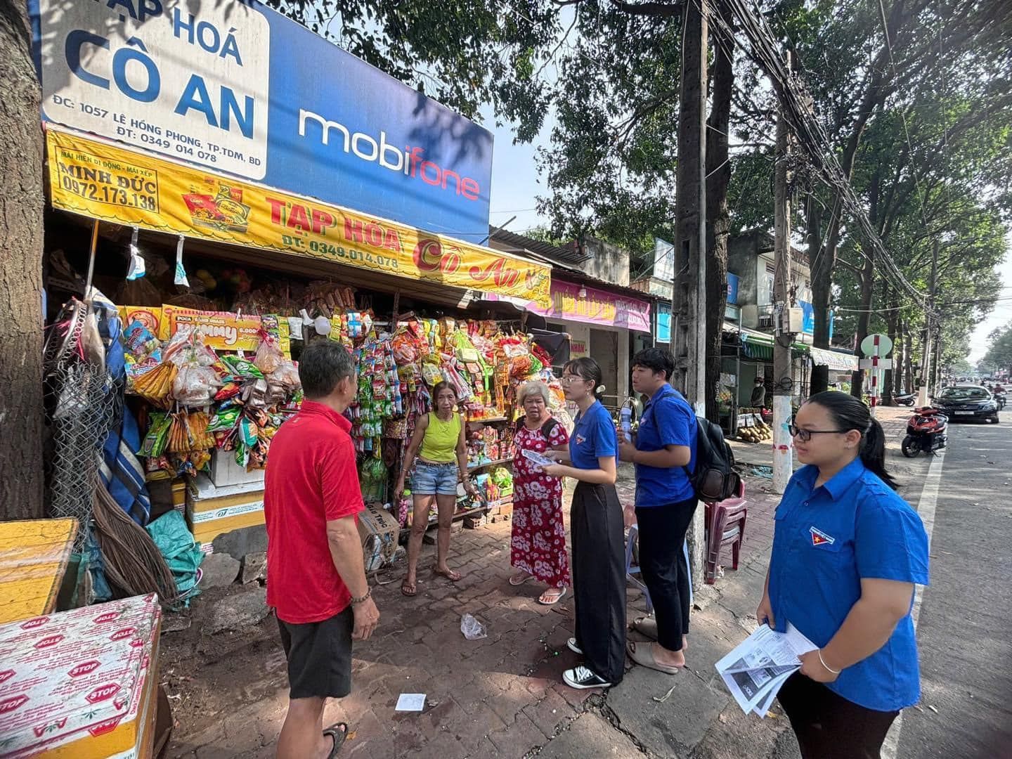 Có thể là hình ảnh về 7 người, đường phố và văn bản