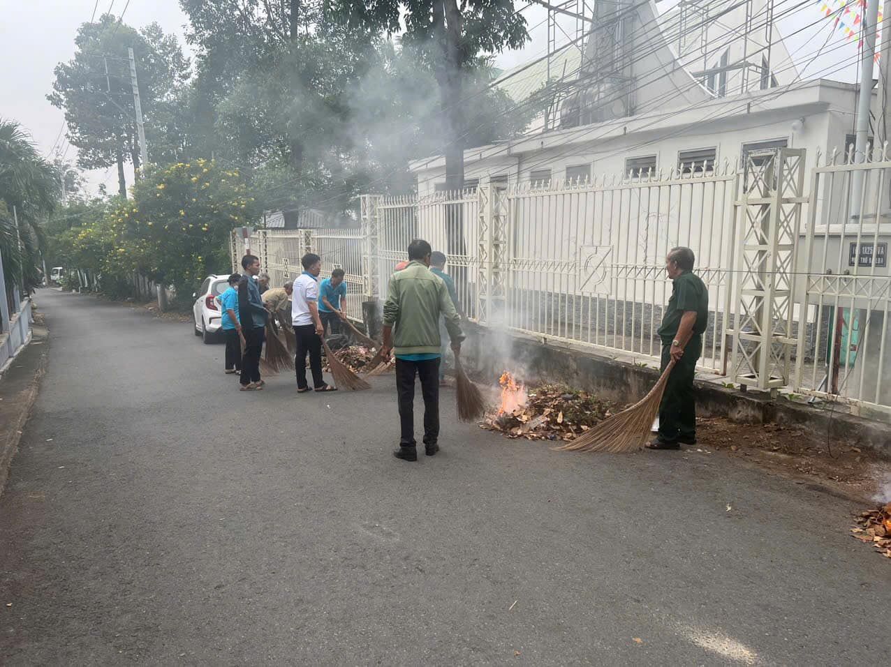 Có thể là hình ảnh về 5 người và ngọn lửa