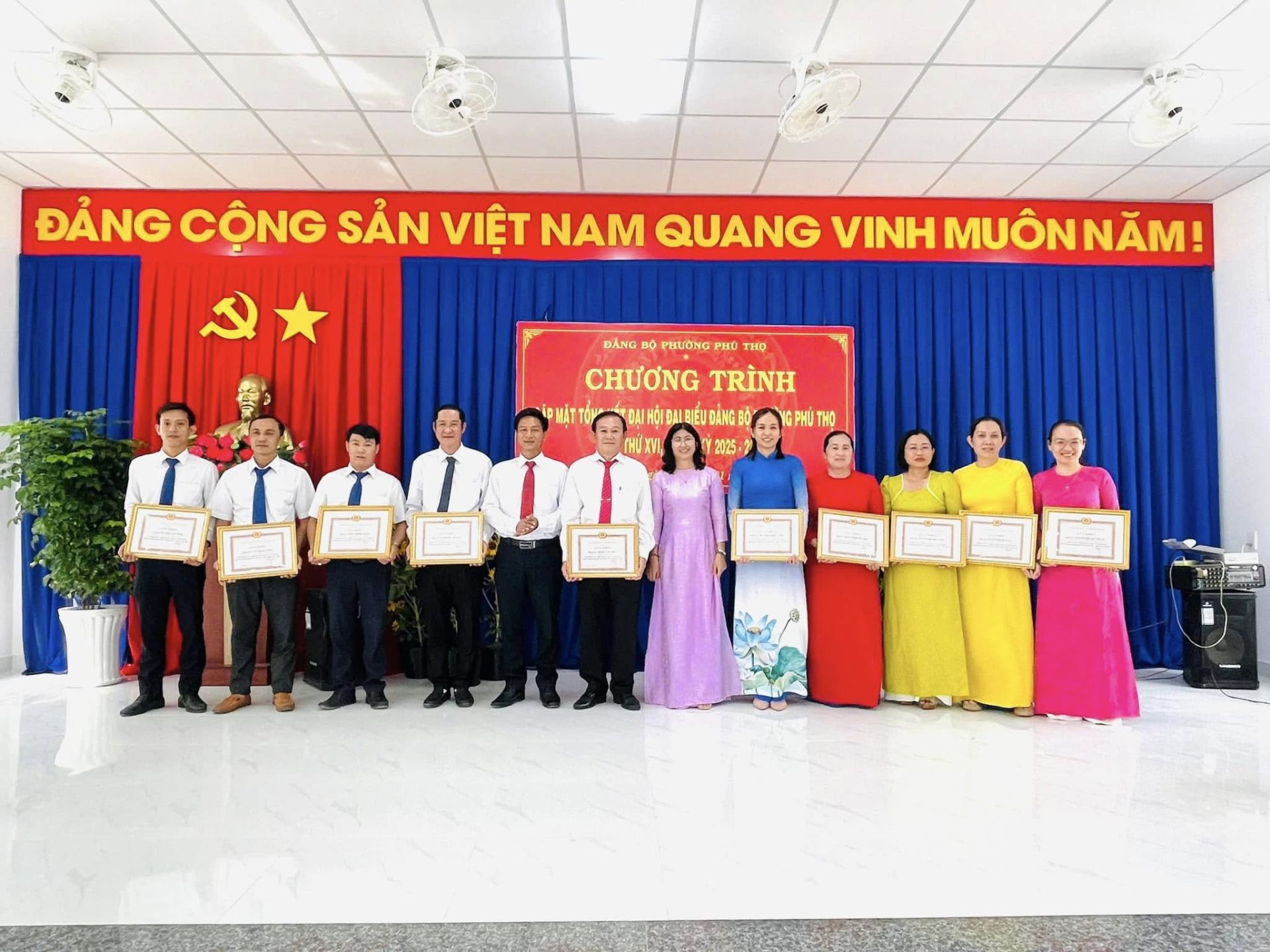 Có thể là hình ảnh về 12 người và văn bản