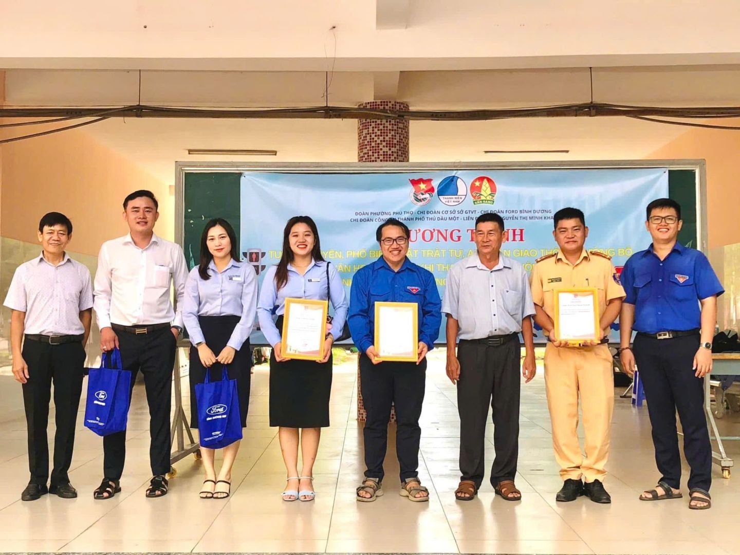 Có thể là hình ảnh về 8 người và văn bản